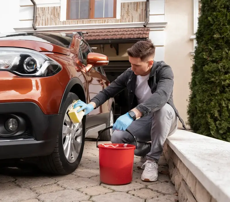 Lavage auto à domicile Le Buisson-de-Cadouin : professionnel intervenant sur un véhicule